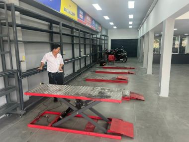 BÀN NÂNG XE MÁY CAO CẤP TẤM INOX FULL MẶT BÀN (CÓ TẤM DẪN) MN129
