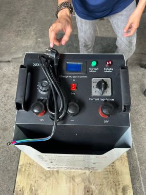 MÁY SẠC ÁC QUY VÀ KHỞI ĐỘNG NHANH F2500A