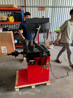 THIẾT BỊ CÂN BẰNG ĐỘNG LỐP Ô TÔ TỰ ĐỘNG ER-90E