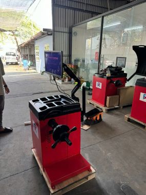 THIẾT BỊ CÂN BẰNG ĐỘNG LỐP Ô TÔ TỰ ĐỘNG ER-90E