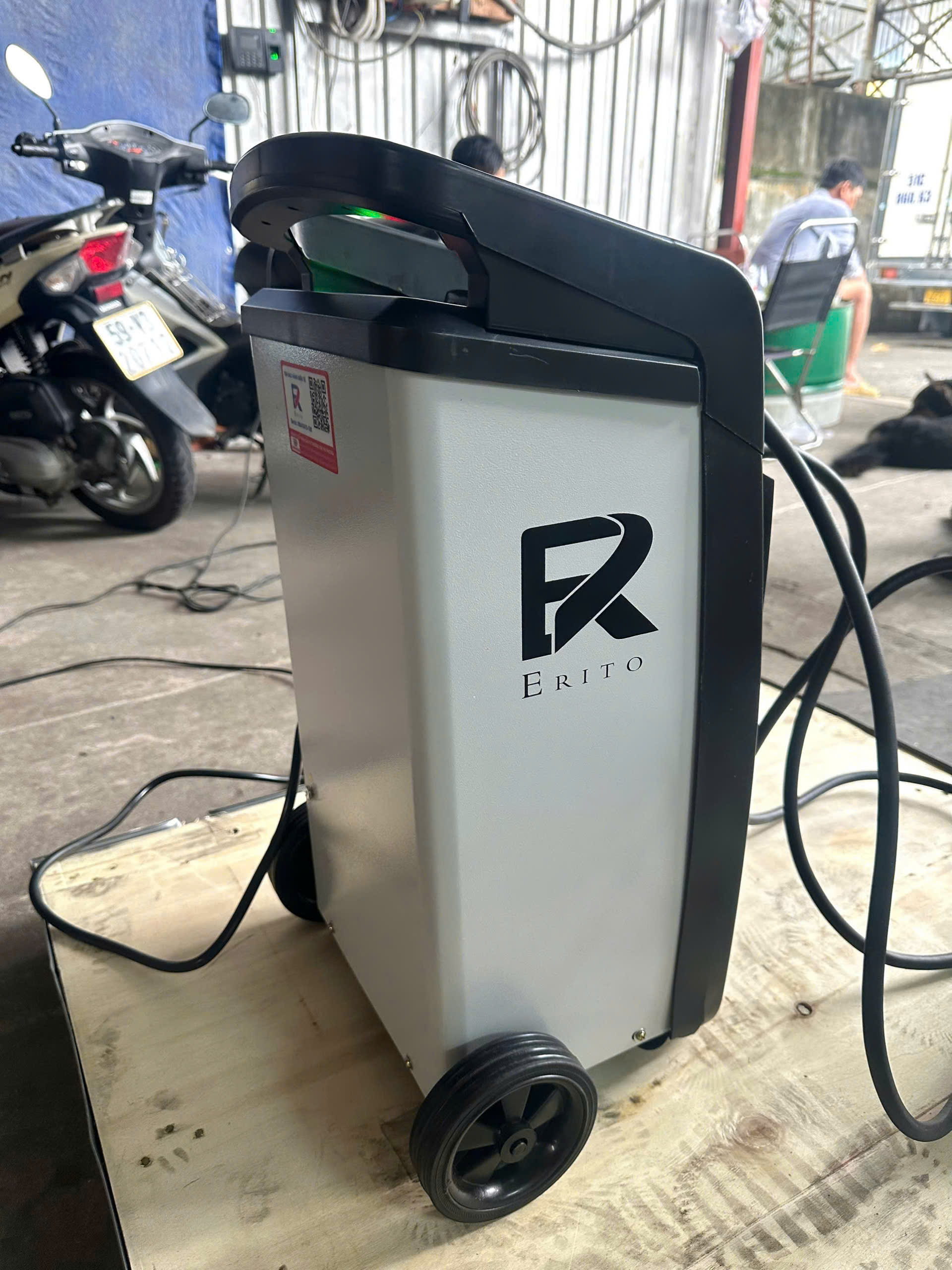 MÁY SẠC ÁC QUY VÀ KHỞI ĐỘNG NHANH F2500A