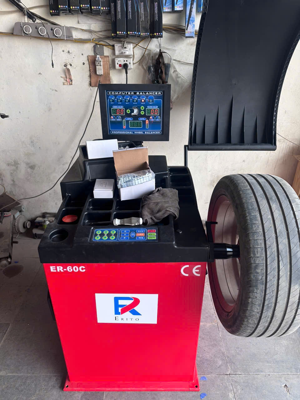 MÁY CÂN BẰNG ĐỘNG LỐP Ô TÔ (CÓ LAZE CHỈ VỊ TRÍ DÁN CHÌ) ER-60C-1